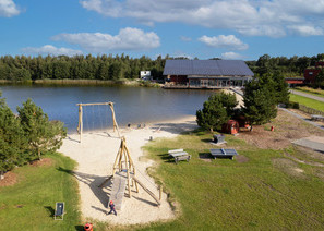 Spielplatz und See