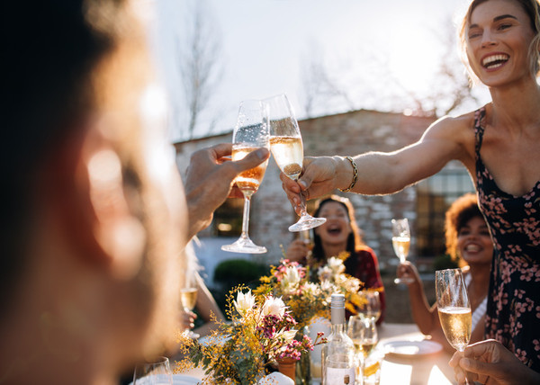 Freunde stoßen mit Sekt an