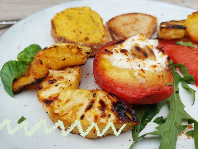 Gegrillte Früchte; Pfirisch mit Feta und Nüssen, gegrillte Ananas und Melone