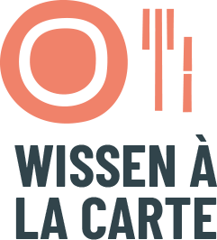 KI generiert: Das Bild zeigt ein Logo mit einem rot-orangefarbenen Kreis, der als Teller stilisiert ist, daneben Besteck. Darunter steht der Text "WISSEN À LA CARTE".