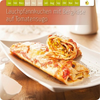 Lauchpfannkuchen mit Bergkäse auf Tomatensugo