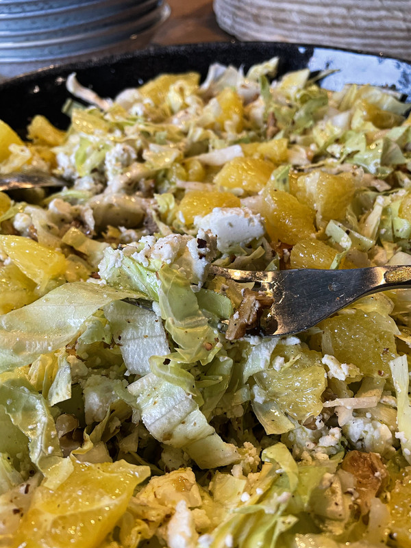 Zuckerhut-Salat mit Orangen und Walnüssen