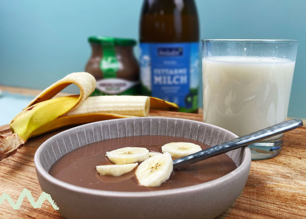 Pudding Und Milch im Glas