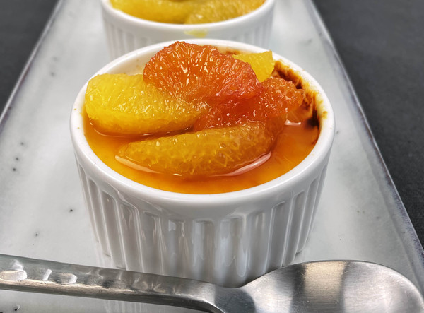 Creme Brulee mit Cara cara Orangen im Gewürzsud